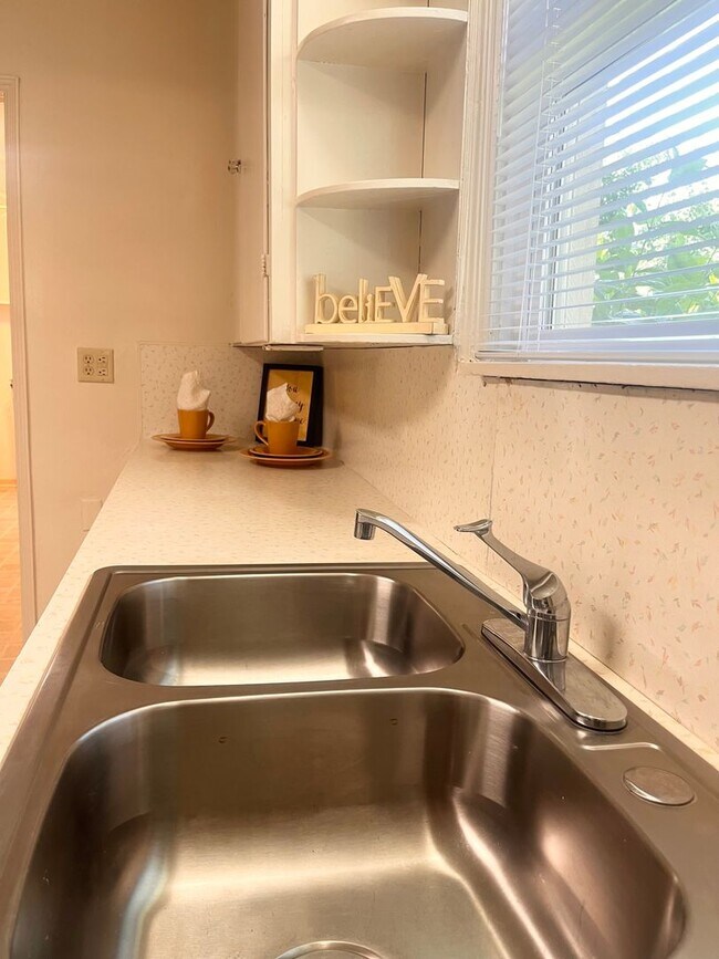 Foto del edificio - 3 Bedroom House, Available Now!