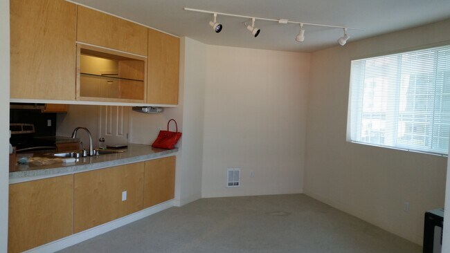 Foto del edificio - 300 110th Ave NE