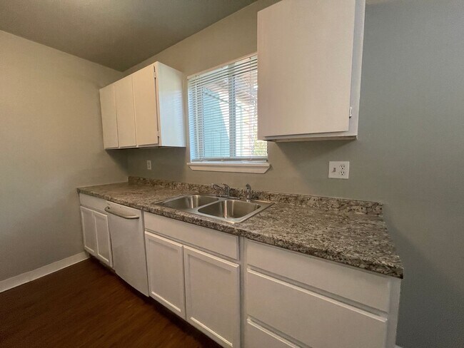 Building Photo - Super 1 Bedroom Condo in Perfect Condition!