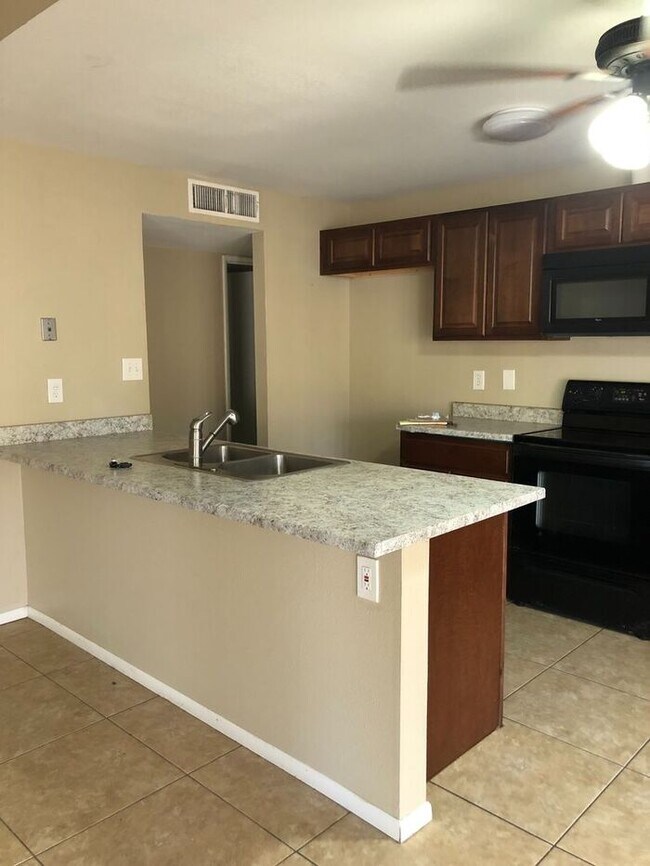 Building Photo - COMING SOON! Spacious 3 Bed 1 Bath Home in...