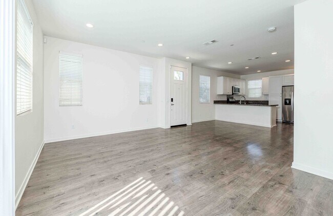 Foto del edificio - Modern, Move-In Ready Home with Attached 2-Car Garage