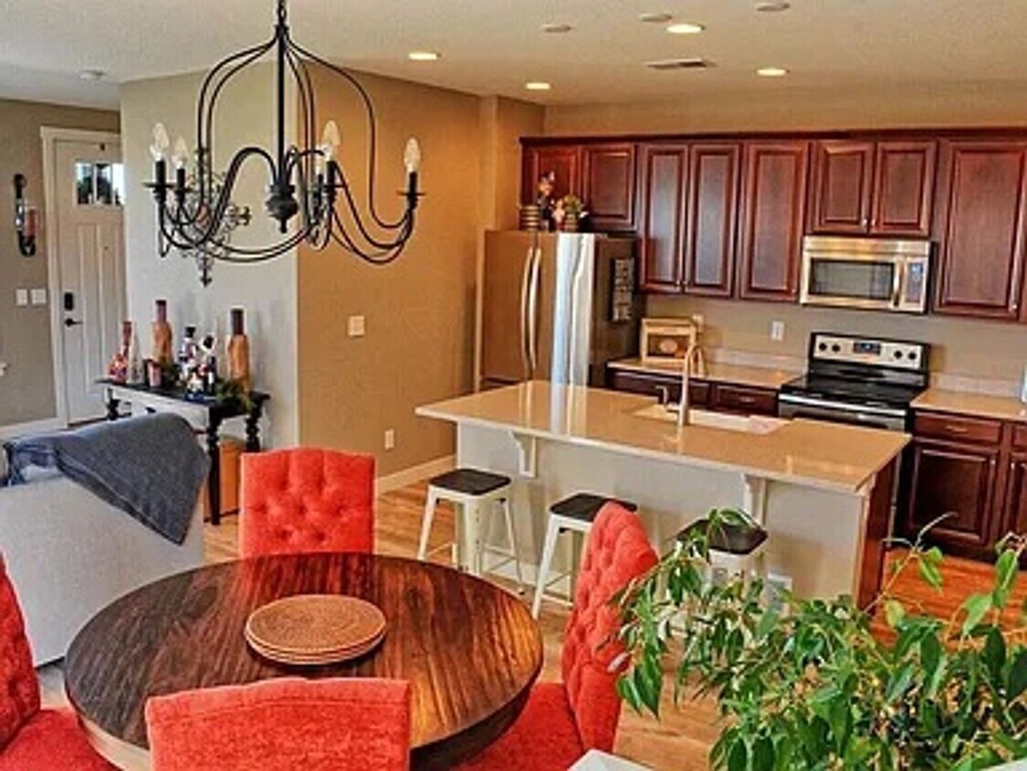 Outstanding Townhome W/ Large 3 Bed- 2.5 B... - Outstanding Townhome W/ Large 3 Bed- 2.5 B...
