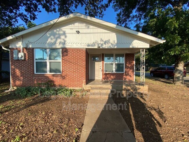 Building Photo - 702 S Wilhite St