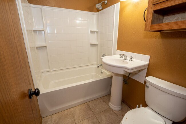Building Photo - Bartlesville bungalow with 3 bedrooms and ...