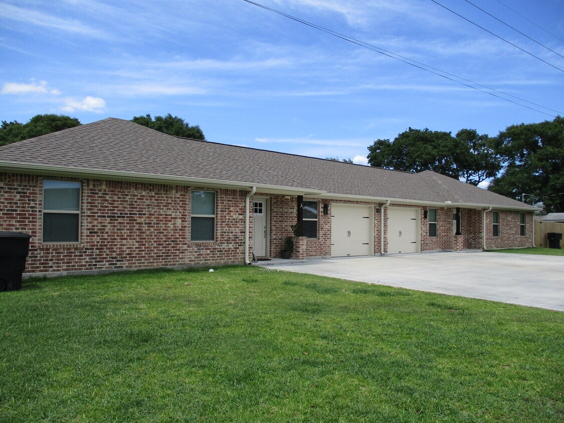 1429 Avenue N, Nederland, TX 77627 Townhome Rentals in Nederland TX