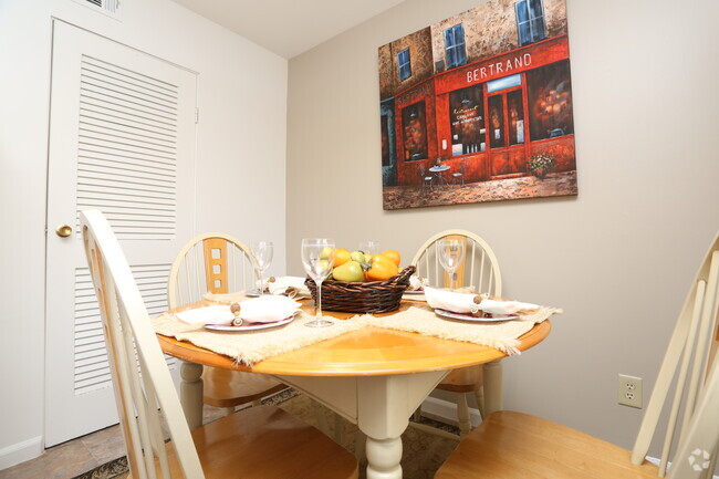 2BR, 1BA - 944 SF - Dining Area - Eleven Oaks