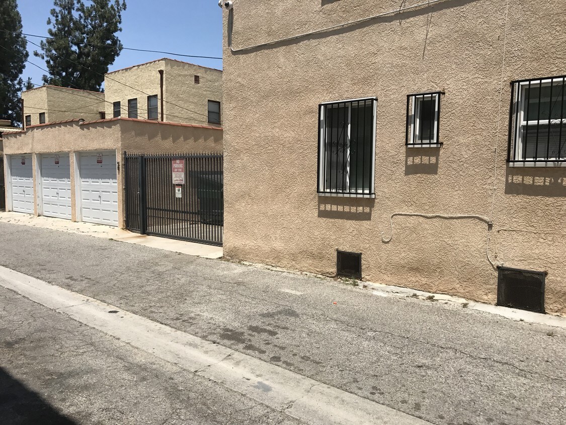 Foto del edificio - 10-Unit Stocker Apartments