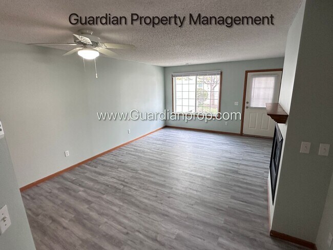 Building Photo - Apple Valley Corner Unit Town Home W/dedicated Office, 2 Car Garage, Washer/Dryer, Dishwasher