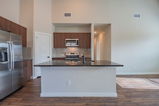 Foto del edificio - AVAILABLE NOW! GORGEOUS 3 BEDROOM FOUR PLE...