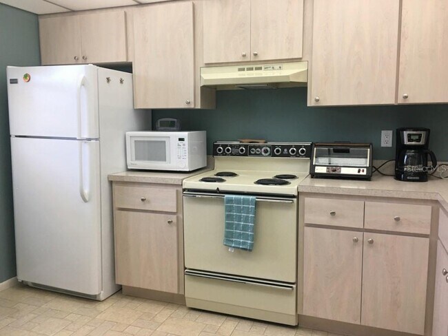 Building Photo - 4240 Ironwood Cir