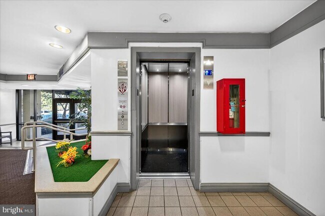 Foto del edificio - 4420 Briarwood Ct N