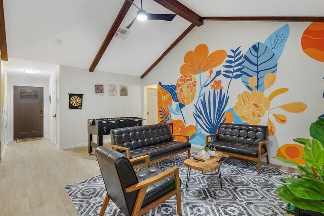 Foto del edificio - 5819 Chrystell Ln