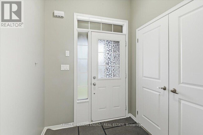 Building Photo - 18 Rimrock Cres