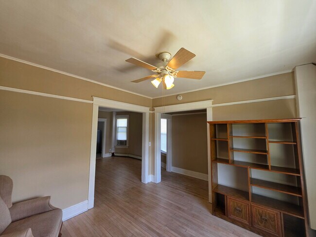 Foto del edificio - 329 E 6th St