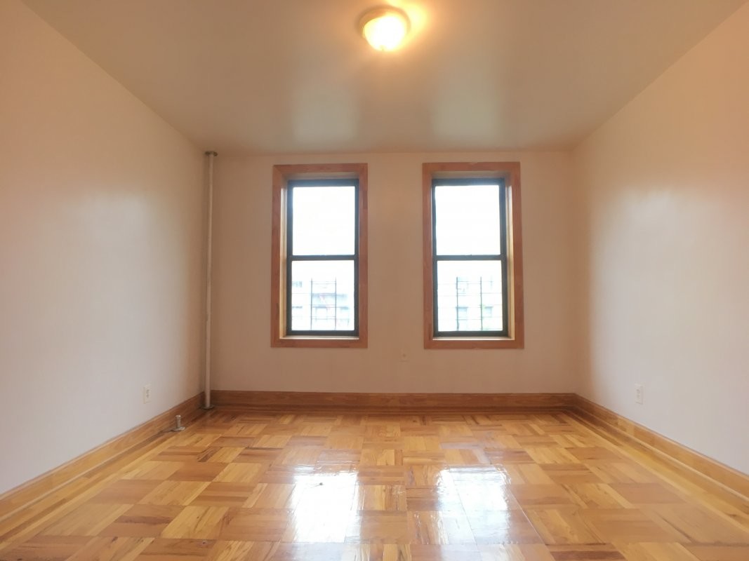 Primary Photo - 65 Seaman Ave