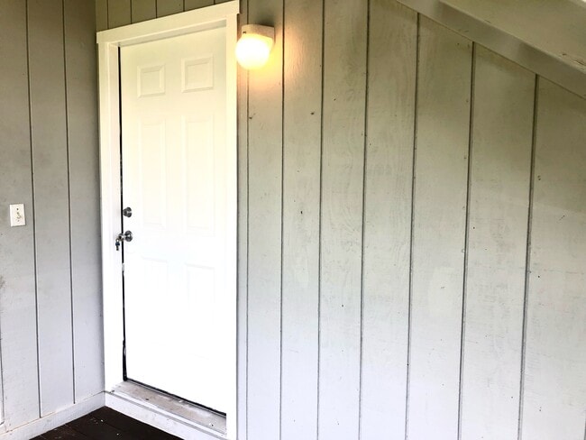 Foto del edificio - 15-1579-1579 Loke Rd