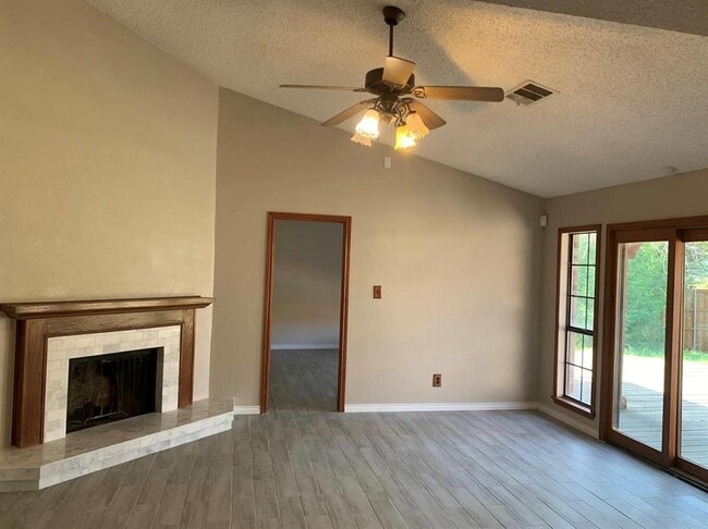 Building Photo - 541 Goliad Dr