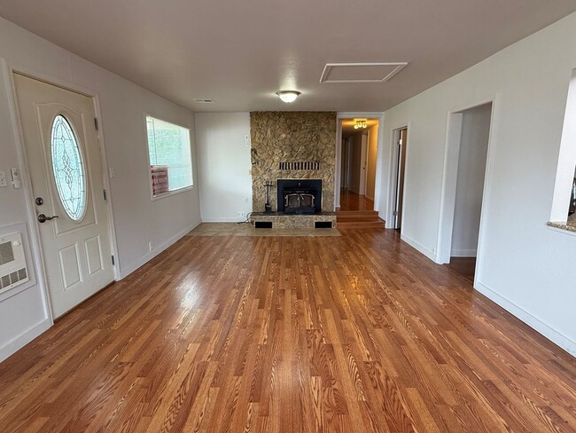 Building Photo - Now renting 3 bedroom House