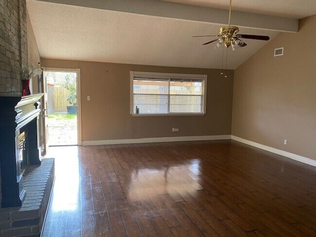 Foto del edificio - Lovely well cared for home on an extensive landscaped corner lot! Spacious family room with high ...