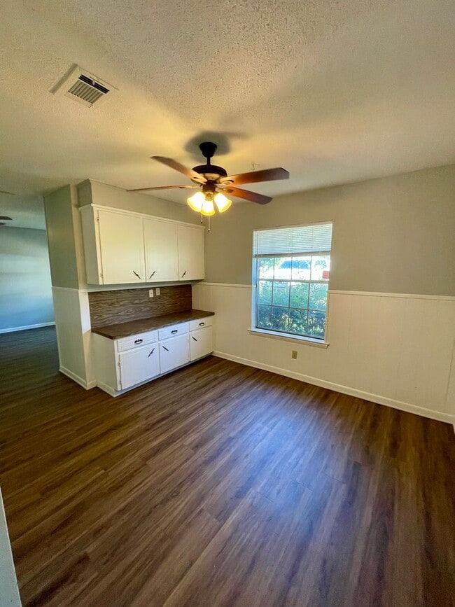 Building Photo - 29 E Laramie Dr