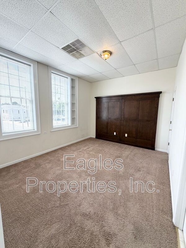 Building Photo - 103 N Center St