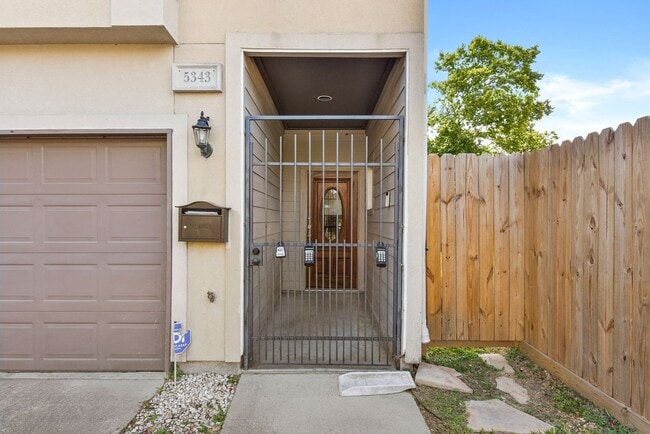 Foto del edificio - Charming 3-Bed, 2.5-Bath Home in the Heart...