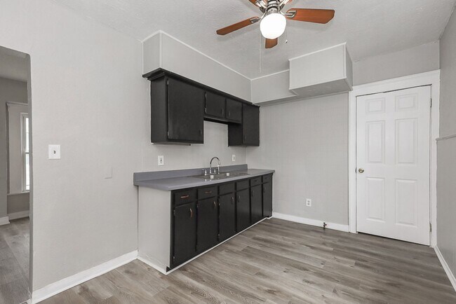 Foto del edificio - Spacious 3 bedroom/1 bath Single house! Ga...