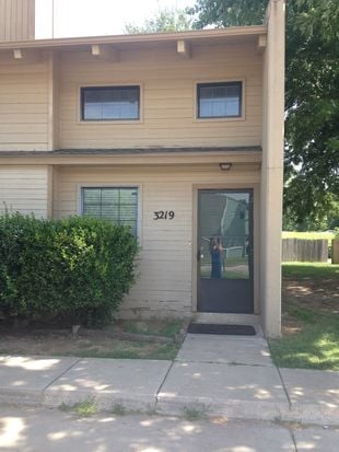 Building Photo - Riverview Townhome Apartments