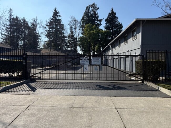 Spacious 3-Bedroom Condo in a Prime, Convenient Location - Spacious 3-Bedroom Condo in a Prime, Convenient Location