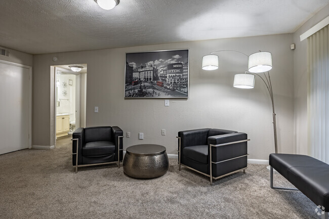 1BR, 1BA - 660SF - Living Room - Hills at Greenbriar