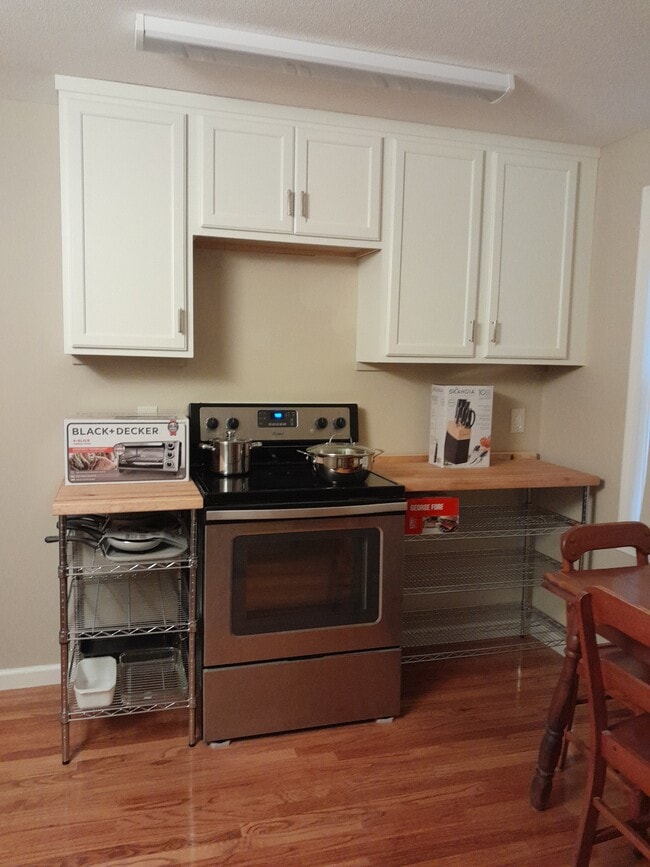 Building Photo - 26 Queensbury Dr