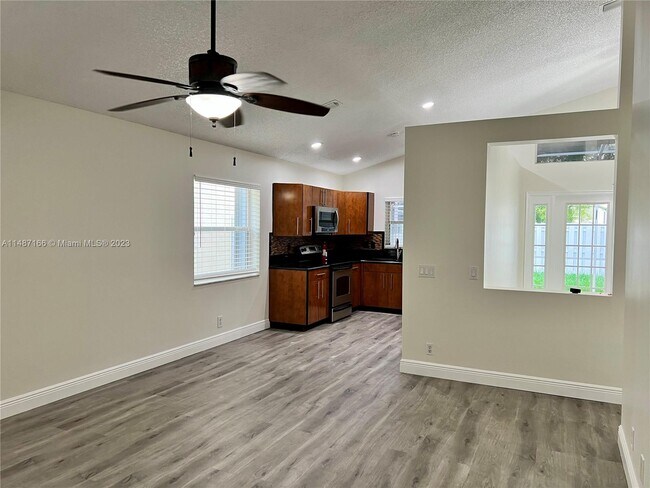 Building Photo - 841 Stanton Dr