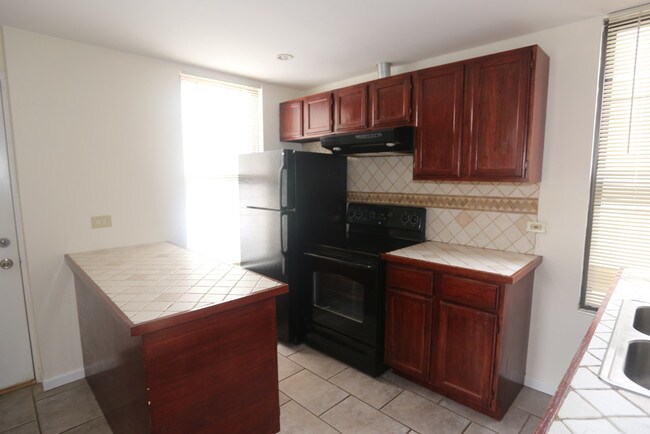 Foto del edificio - 1627 N Winchester Ave