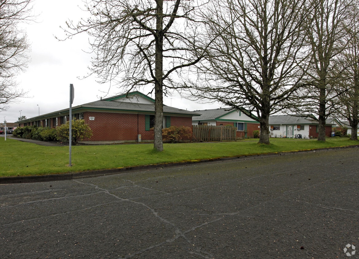 Fairway Villa Apartments Apartments in Woodburn, OR