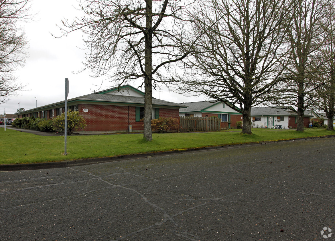 Primary Photo - Fairway Villa Apartments