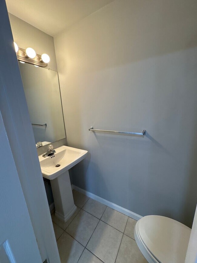 Foto del edificio - ** 3 BEDROOM TOWNHOME **