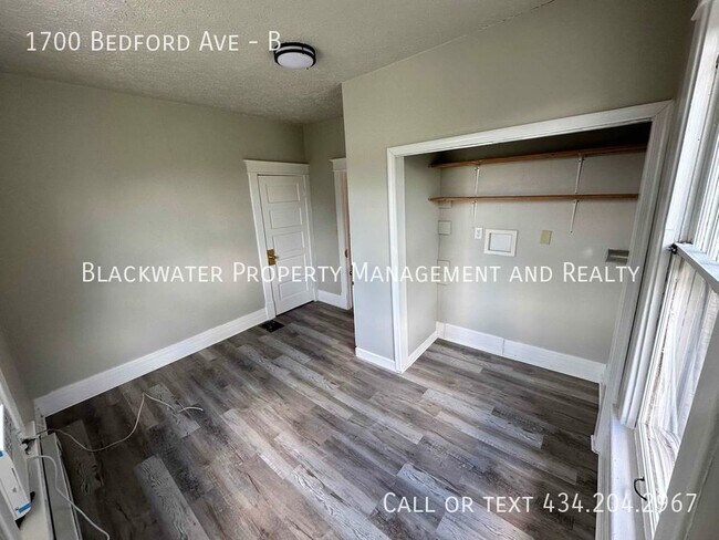 Building Photo - Two Bedroom Upper Level Duplex off Bedford...