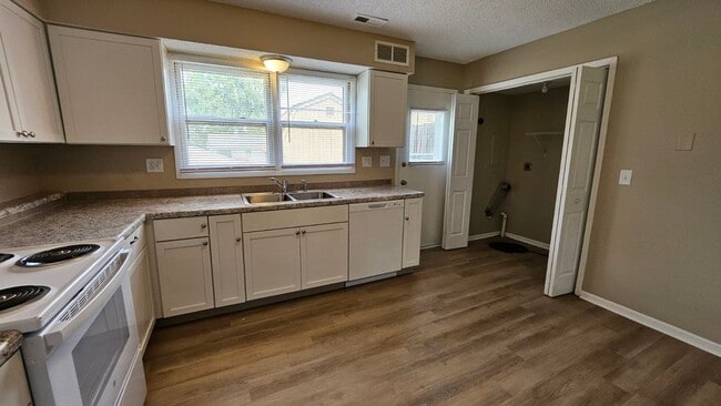 Building Photo - 2018 E Caulder Ave