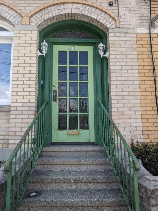Primary Photo - 401 Gregory Ave