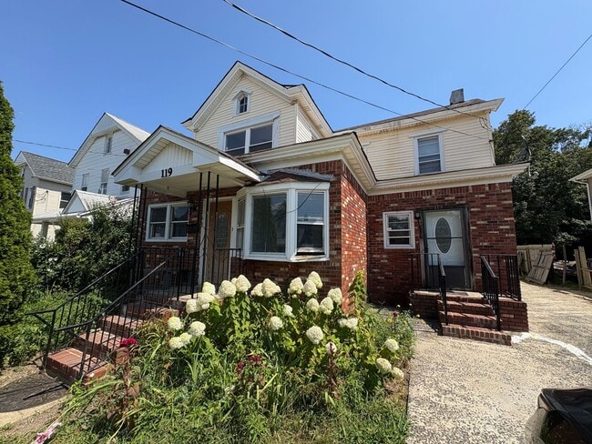Building Photo - Large 5 Bedroom 2 Bathroom Single Family H...