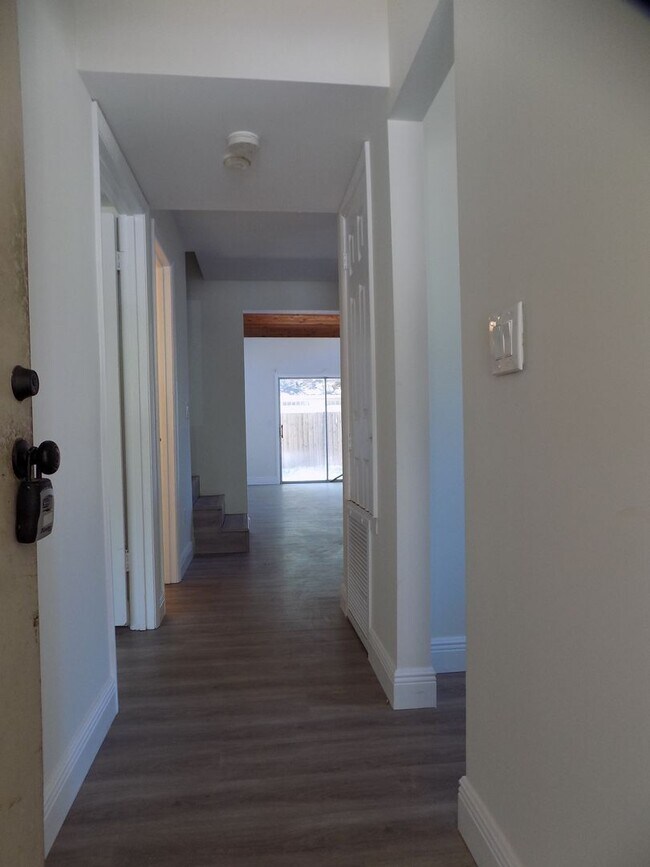 Foto del edificio - Fully Renovated! 4 Bedroom 2 Bath Townhome...