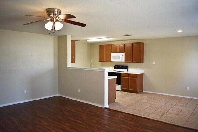 Foto del edificio - "Great 3-2-2 Home with Open Floor Plan and Spacious Backyard!"