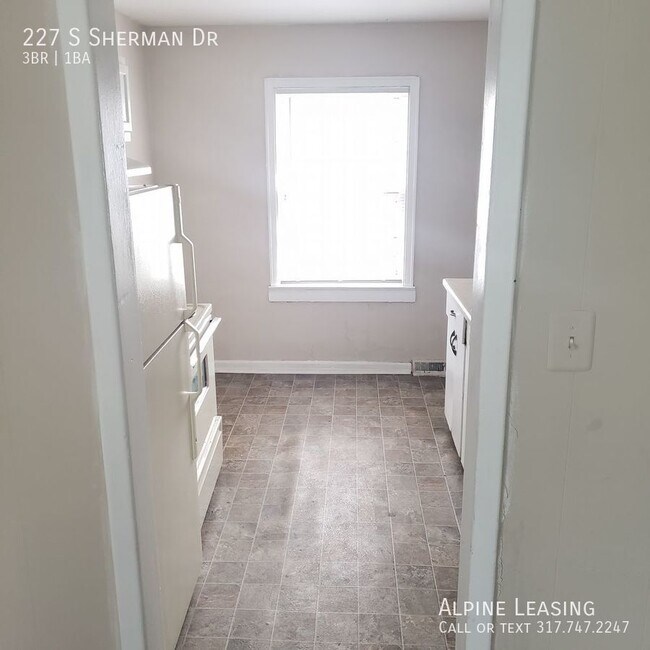 Building Photo - 3BR House w/Garage & Back Deck!