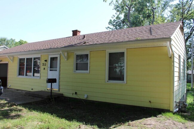 Building Photo - 713 N Sunset Dr