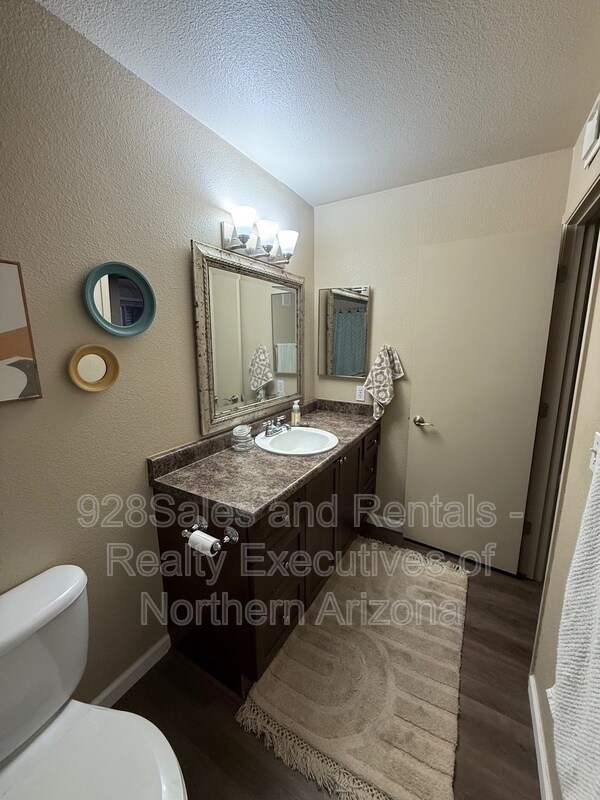 Foto del edificio - 1385 W University Ave