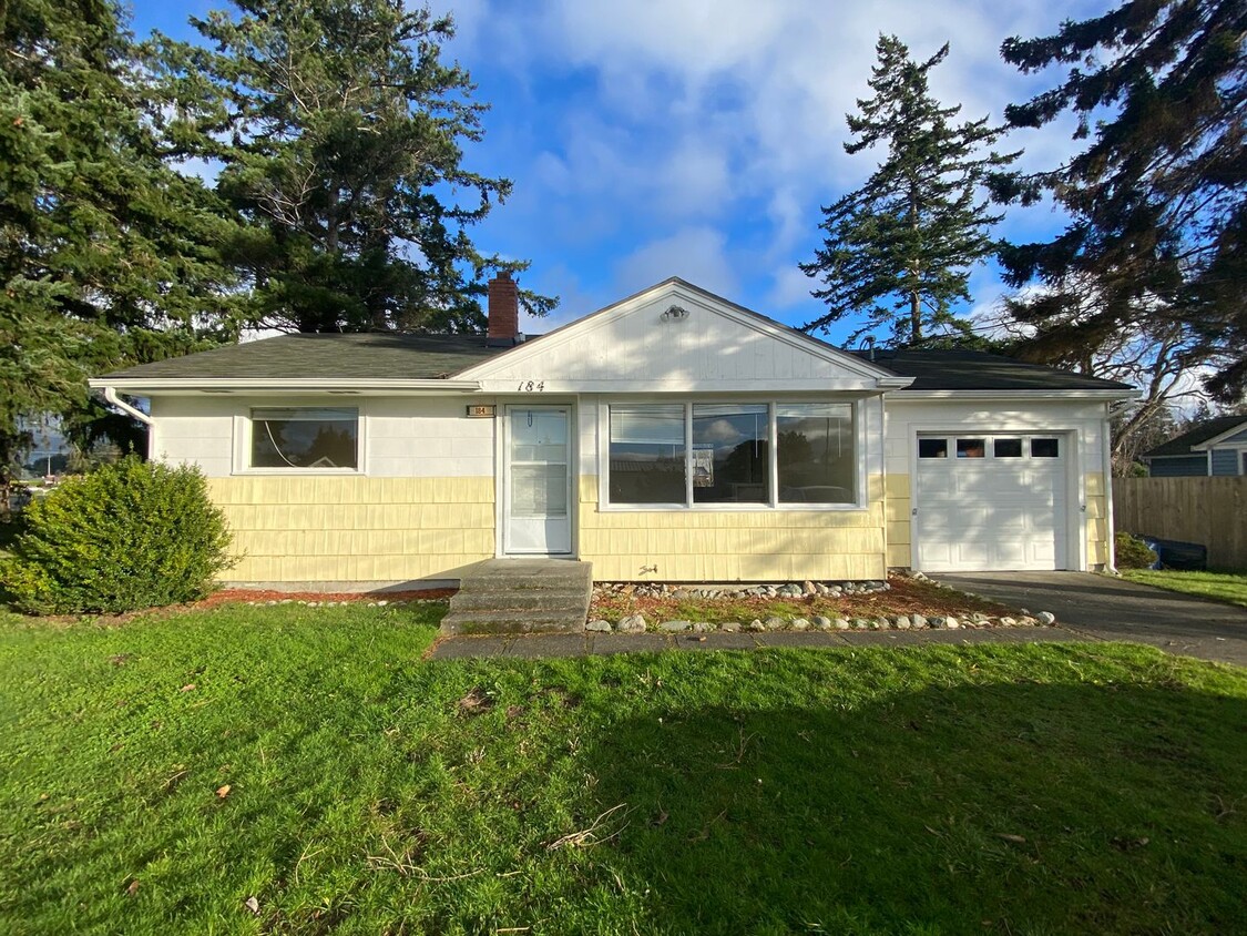 Primary Photo - Comfortable 2 Bedroom 1 Bathroom Home with...