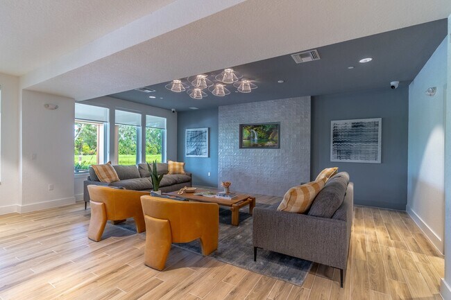 Foto del edificio - Saunders Lakefront Living