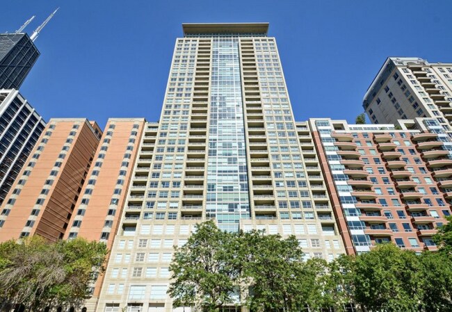 Foto del edificio - 250 E PEARSON St