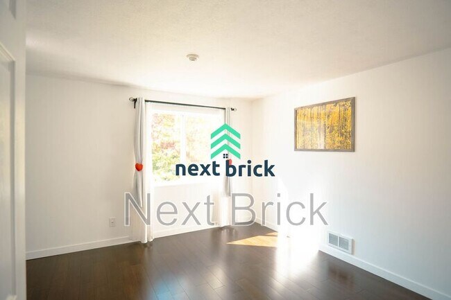 Building Photo - 7426 West Lake Sammamish Pkwy NE