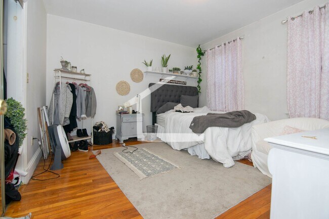 Foto del edificio - Great Value 4-bed, 2-bath w/ Heat/ Hot Water Included